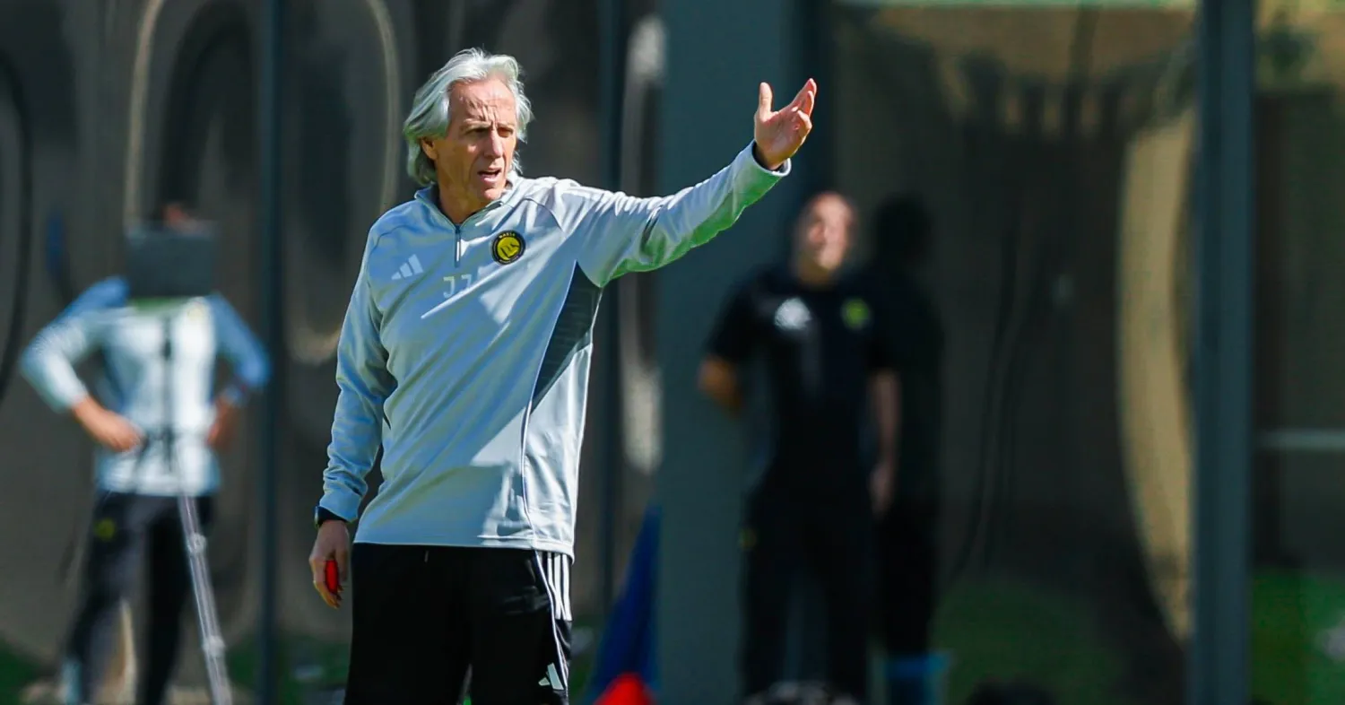 خيسوس يوجه لاعبيه خلال التدريبات الأخيرة (نادي النصر)