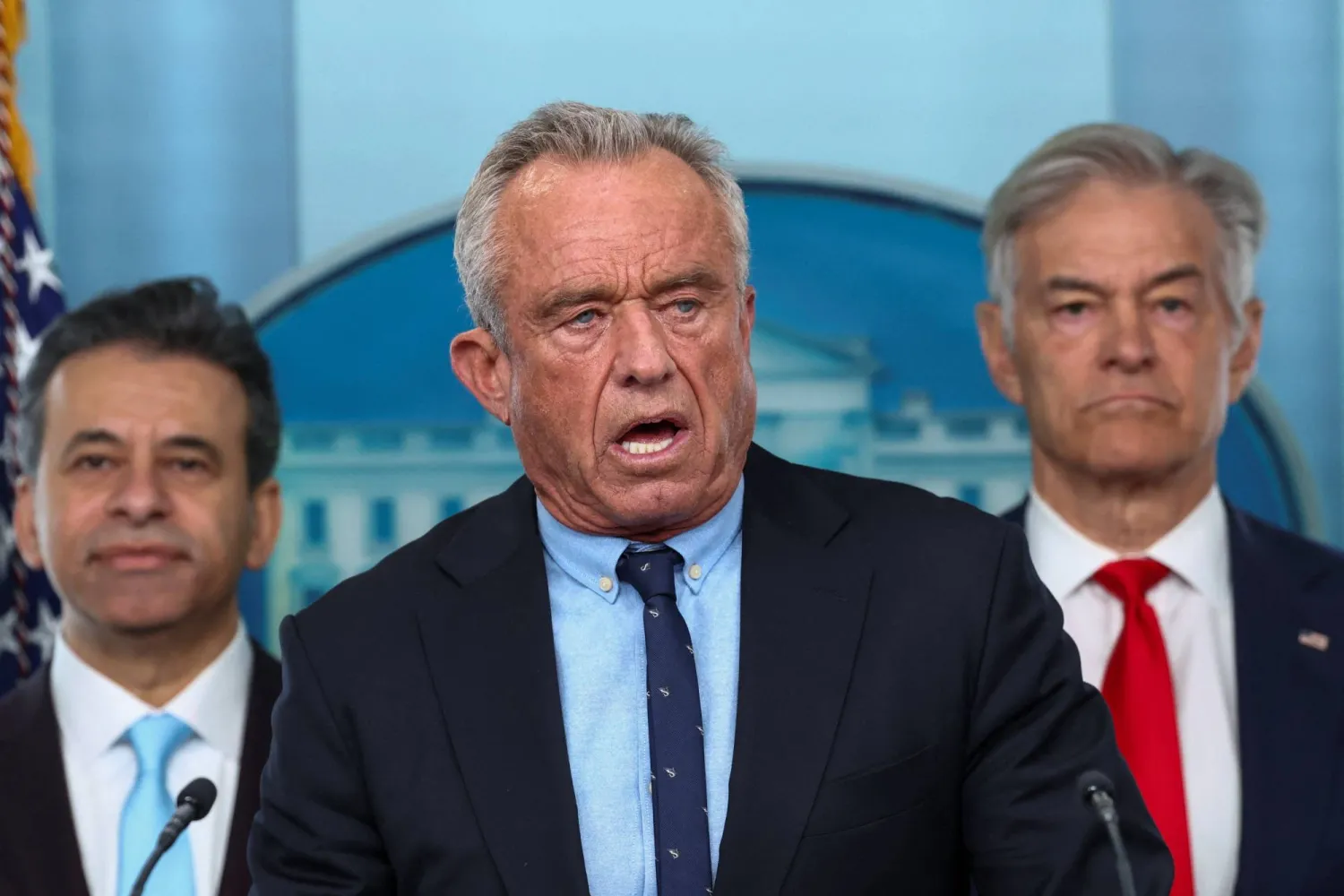 وزير الصحة الأميركي روبرت إف. كيندي الابن خلال إحاطة في البيت الأبيض اليوم (رويترز)