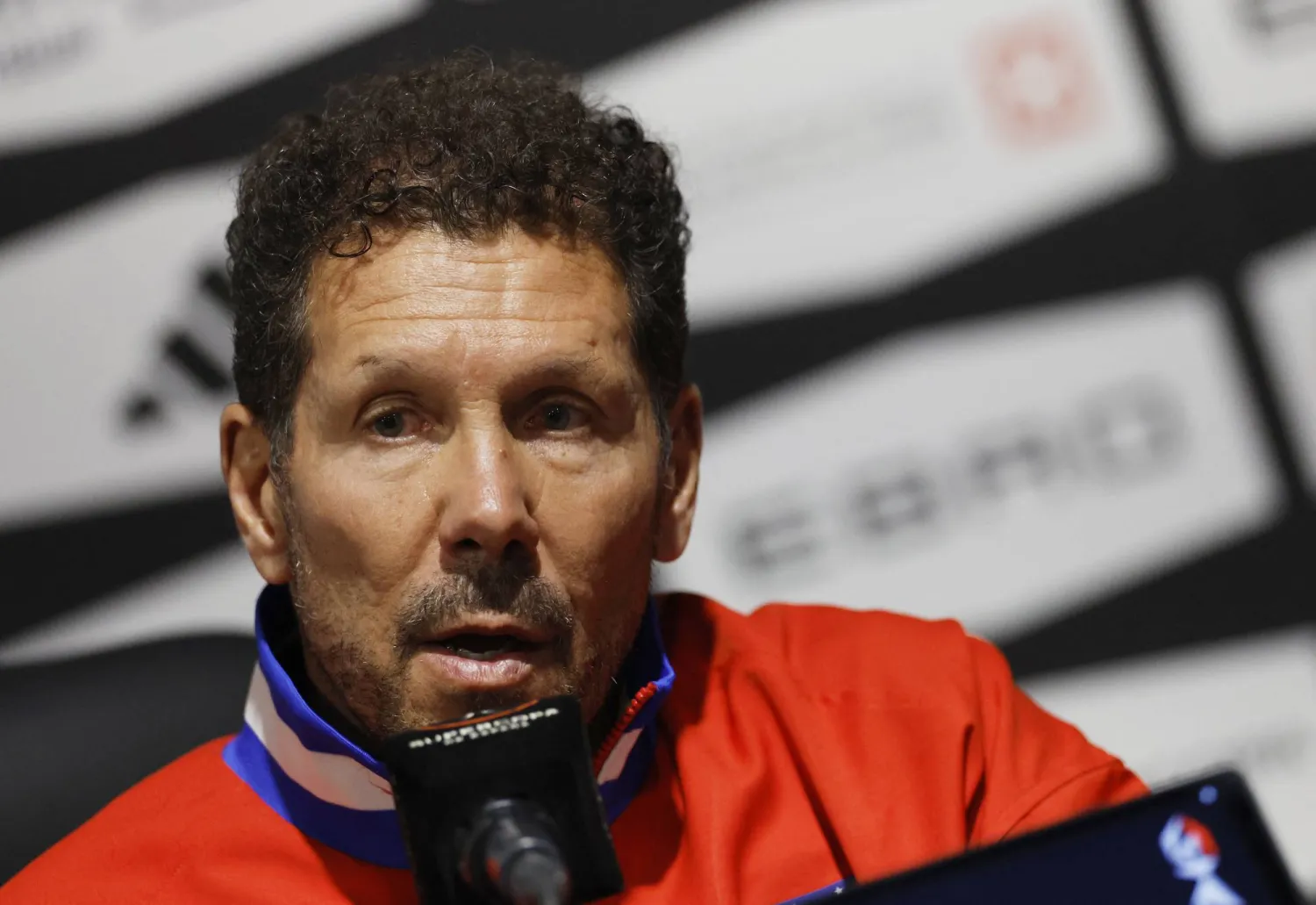 سيميوني خلال المؤتمر الصحافي (رويترز)