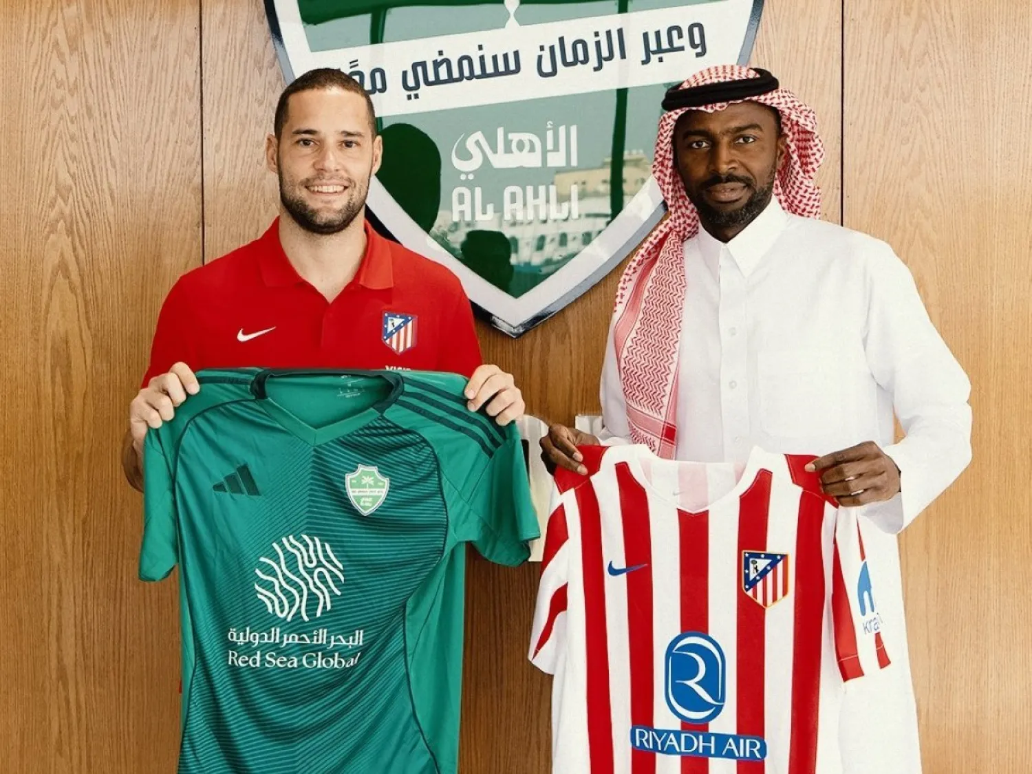 هوساوي وسواريز يتبادلان قمصان الناديين (موقع النادي)