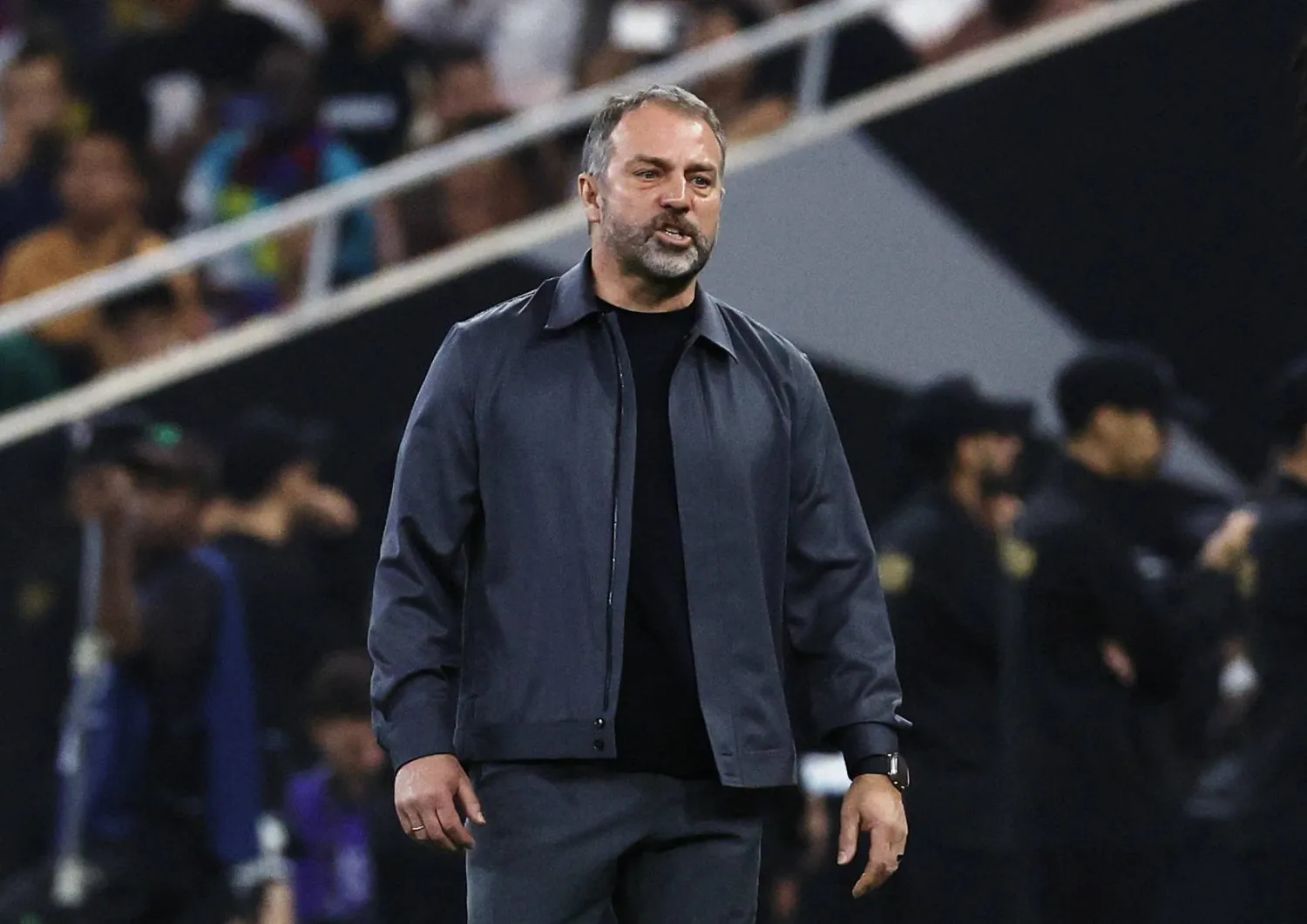 هانزي فليك خلال المباراة (رويترز)