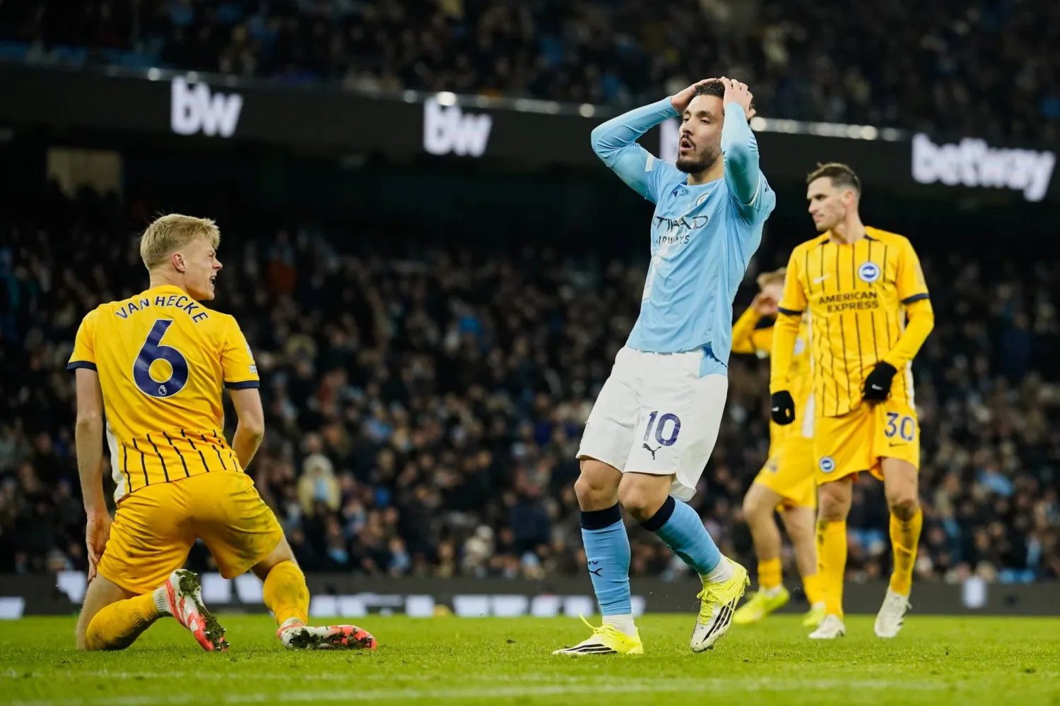 ريان شرقي لاعب مان سيتي يتحسر على إحدى الفرص أمام مرمى برايتون (أ.ف.ب)