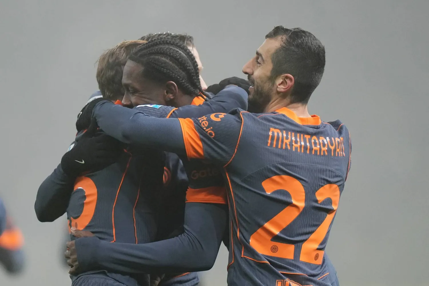 فرحة لاعبي الإنتر بالهدف الثاني (أ.ب)