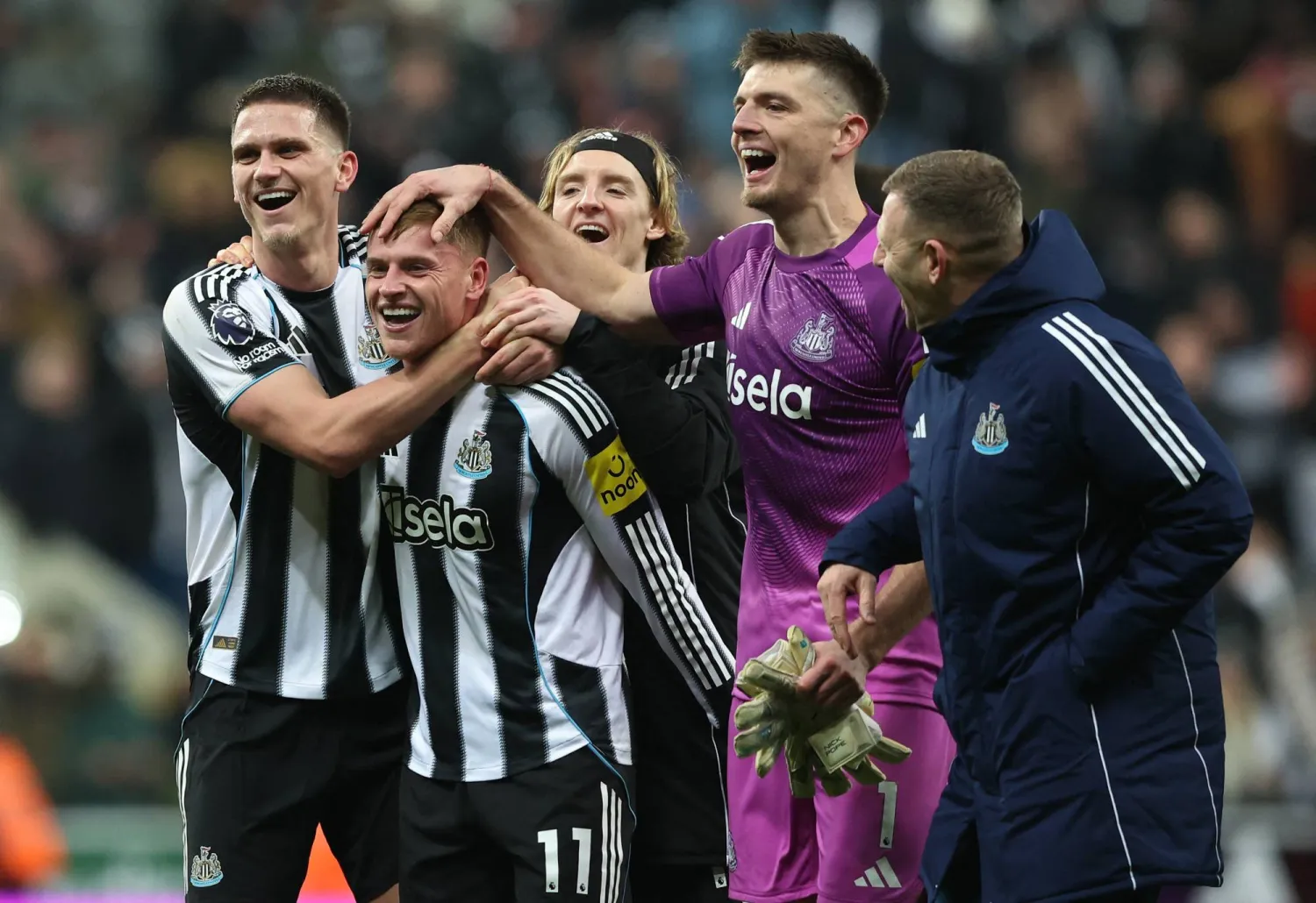 بارنيس لاعب نيوكاسل محتفلا مع زملاءه بعد الفوز المثير (رويترز)