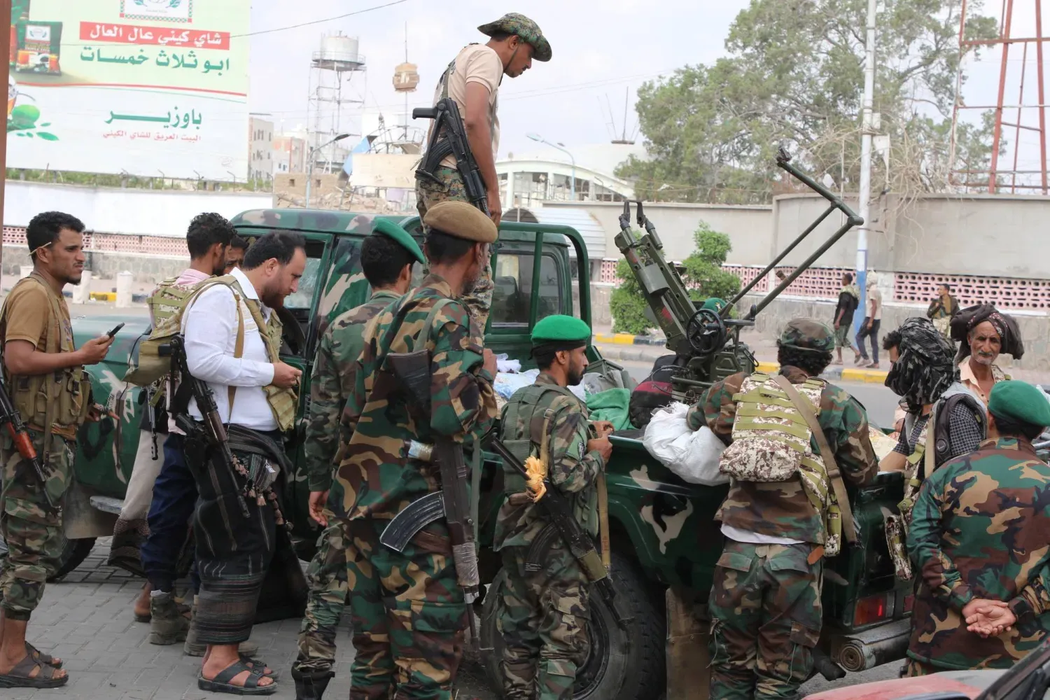 Dün Aden'deki bir kontrol noktasında askeri bir aracın etrafında toplanan güvenlik güçleri (Reuters)