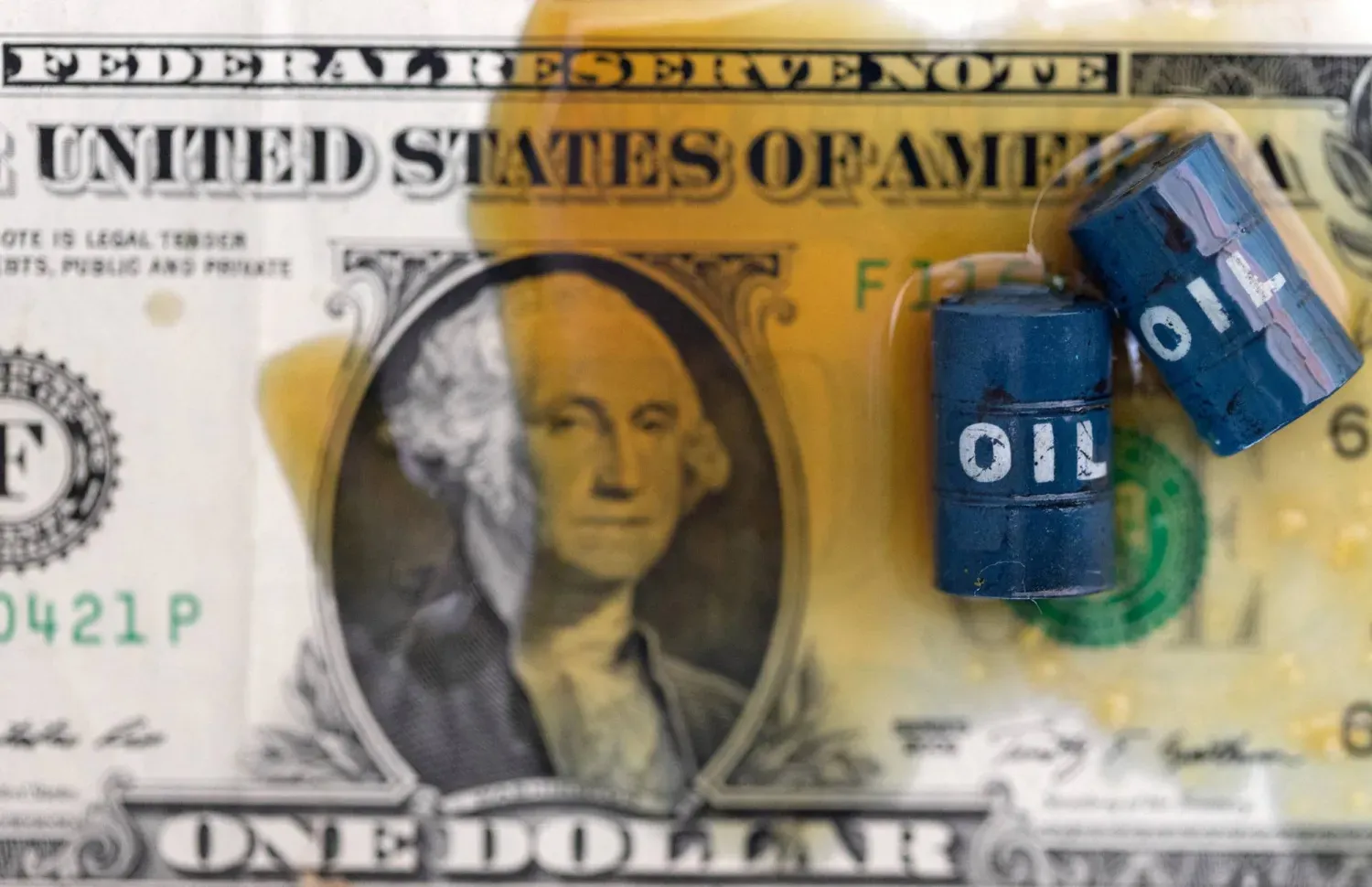 Petrol, minyatür petrol varilleri ve ABD doları banknotları (Reuters)