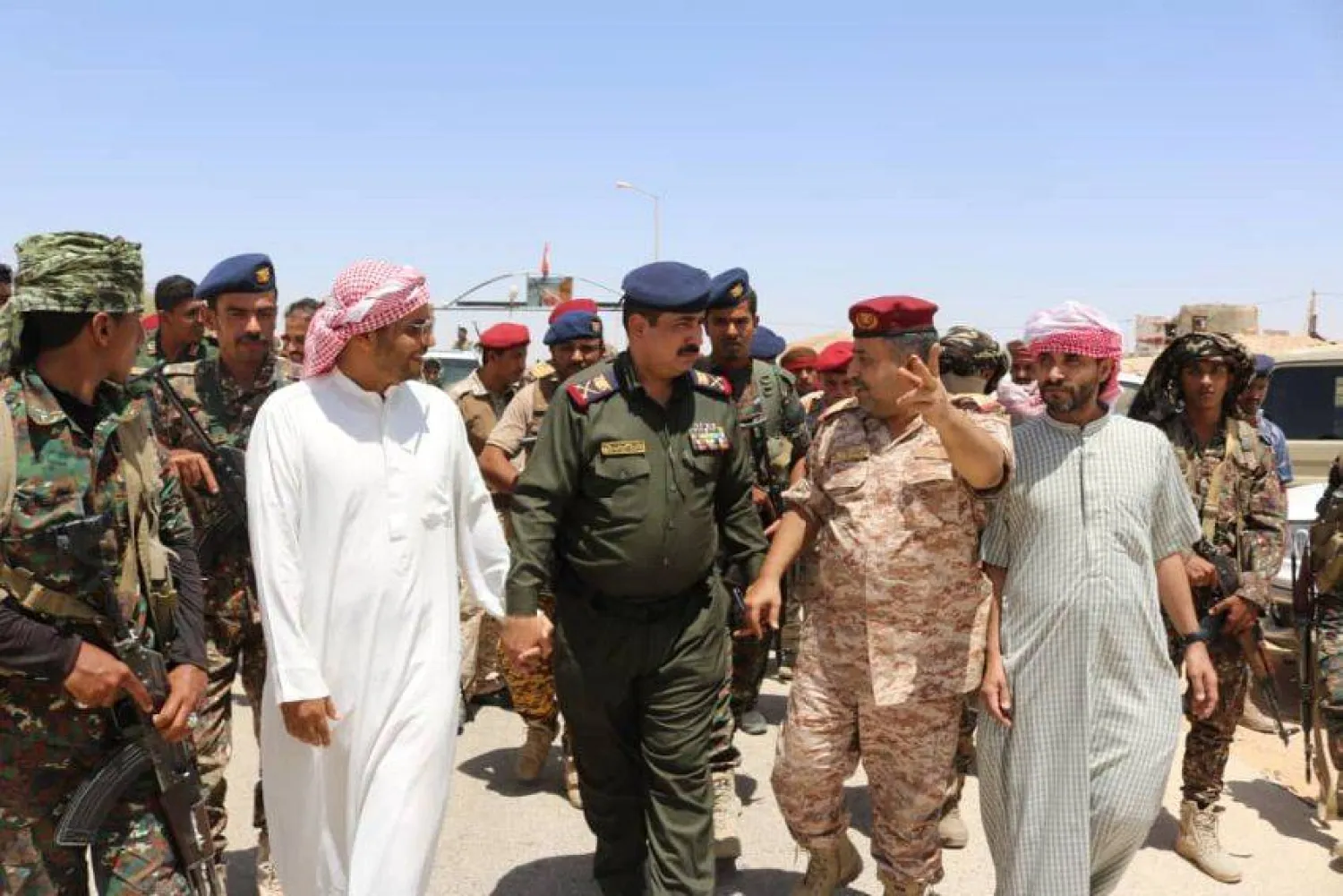 وزير الداخلية اليمني خلال إحدى جولاته السابقة في وادي حضرموت (سبأ)