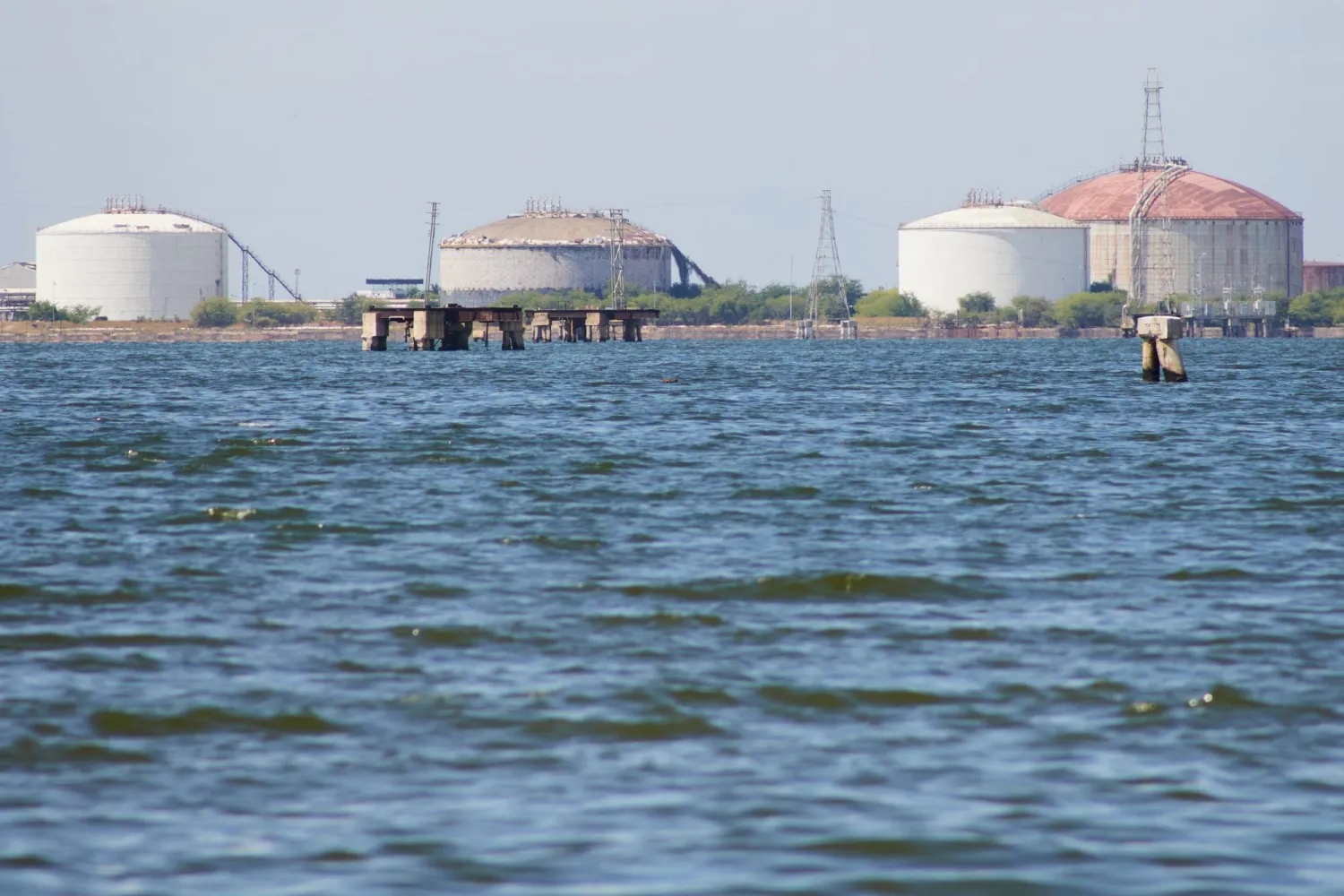 خزانات تخزين في منشآت نفطية تقع على بحيرة ماراكايبو في كابيمس بفنزويلا (أ.ب)