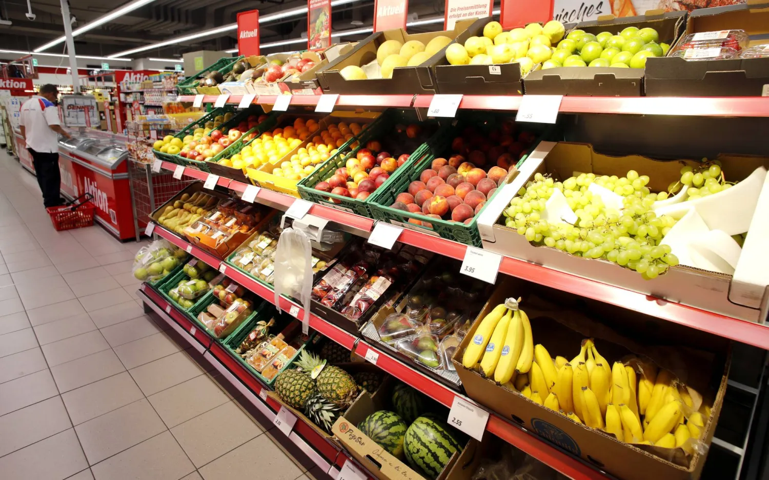 عرض للفواكه في أحد متاجر سلسلة التجزئة السويسرية «دنر» (رويترز)