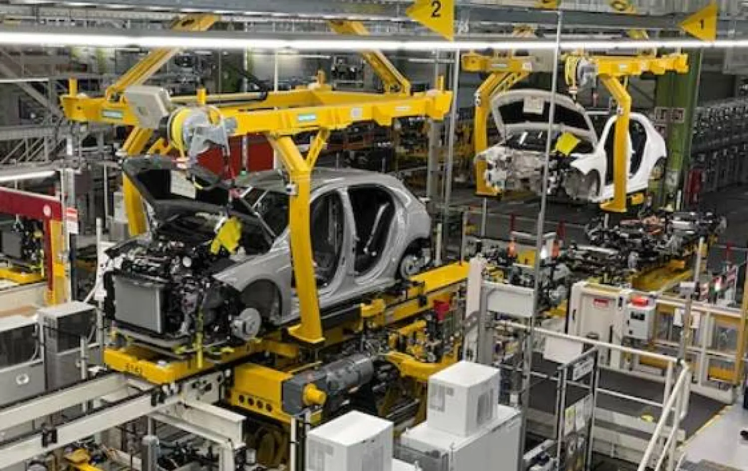 مشهد عام لخط إنتاج شركة صناعة السيارات الألمانية مرسيدس-بنز في مصنع بمدينة راستات (رويترز)