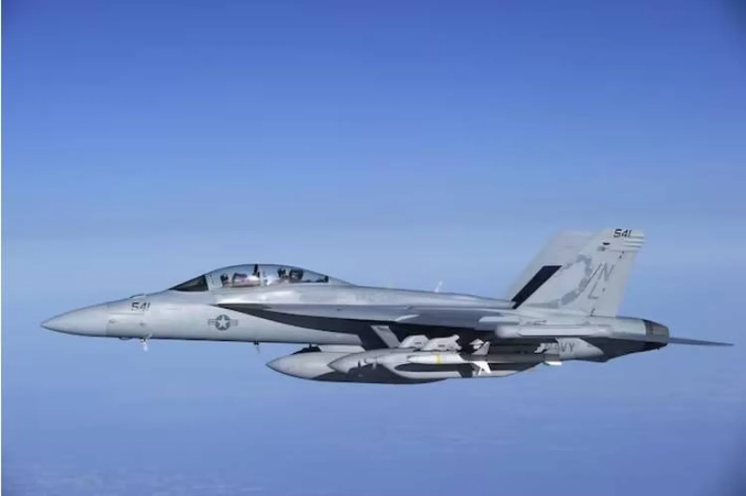 تحلّق طائرة حرب إلكترونية من طراز «غراولر» (رويترز)