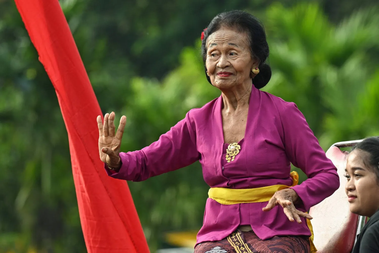 امرأة مسنة تؤدي رقصة تقليدية في بالي بإندونيسيا (أ.ف.ب)