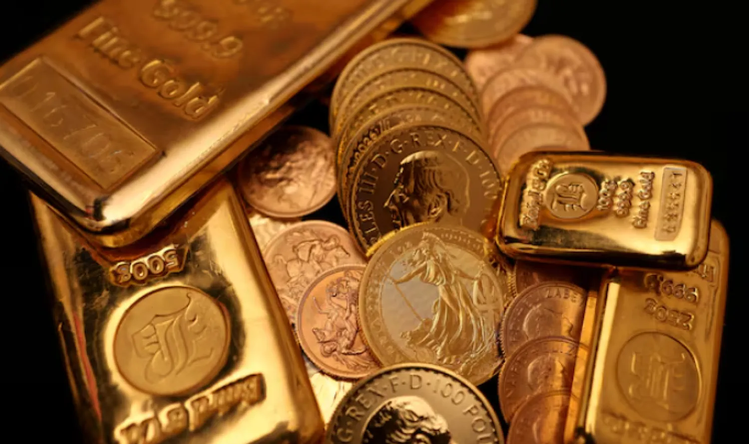 UK gold bars and gold Sovereign coins are displayed at Baird & Co in Hatton Garden in London, Britain, October 8, 2025. REUTERS/Hiba Kola//File Photo 