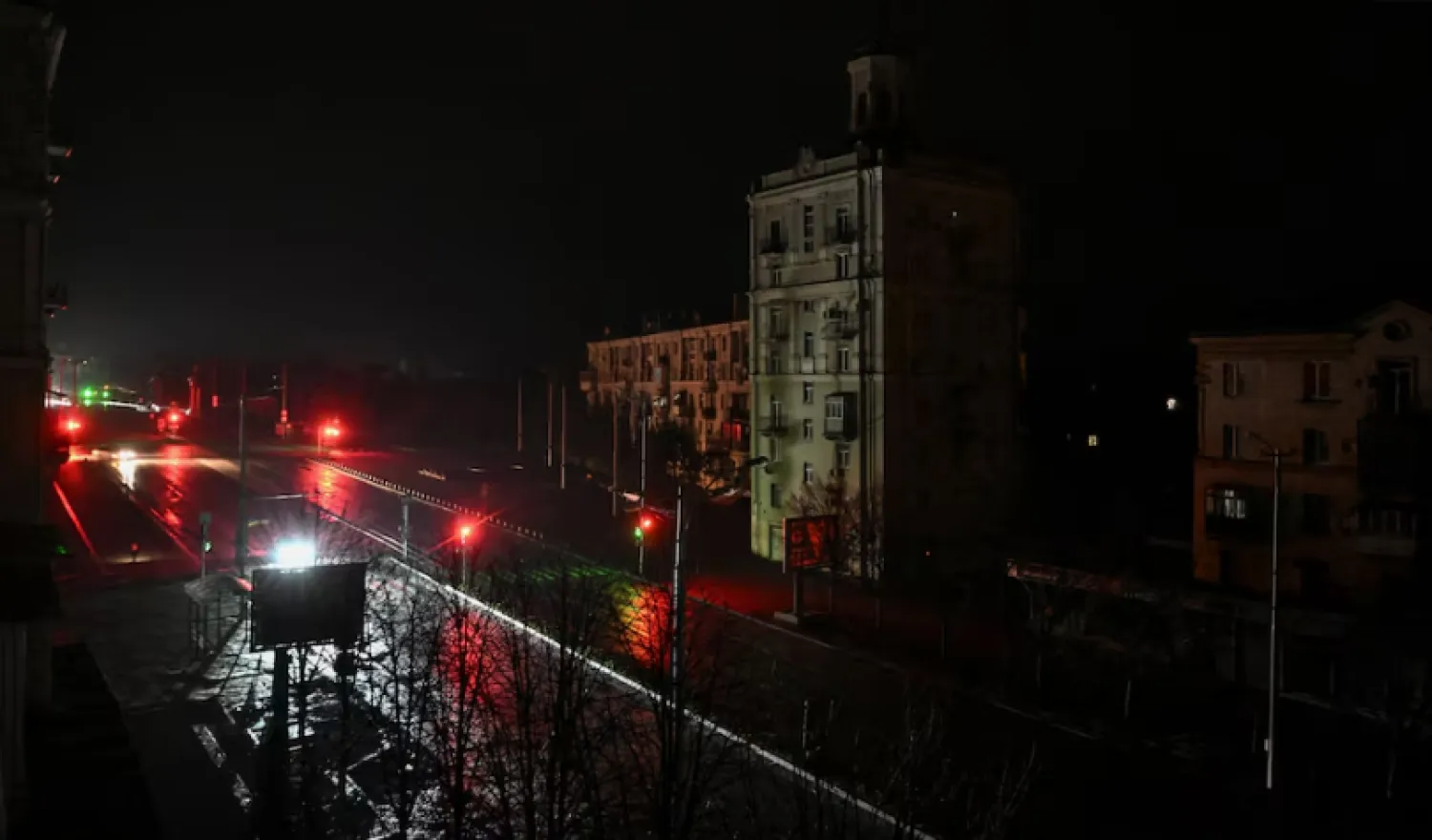 Cars move along a dark street during a power blackout after critical civil infrastructure was hit by today's Russian drone strikes, amid Russia's attack on Ukraine, in Zaporizhzhia, Ukraine January 7, 2026. REUTERS/Stringer 