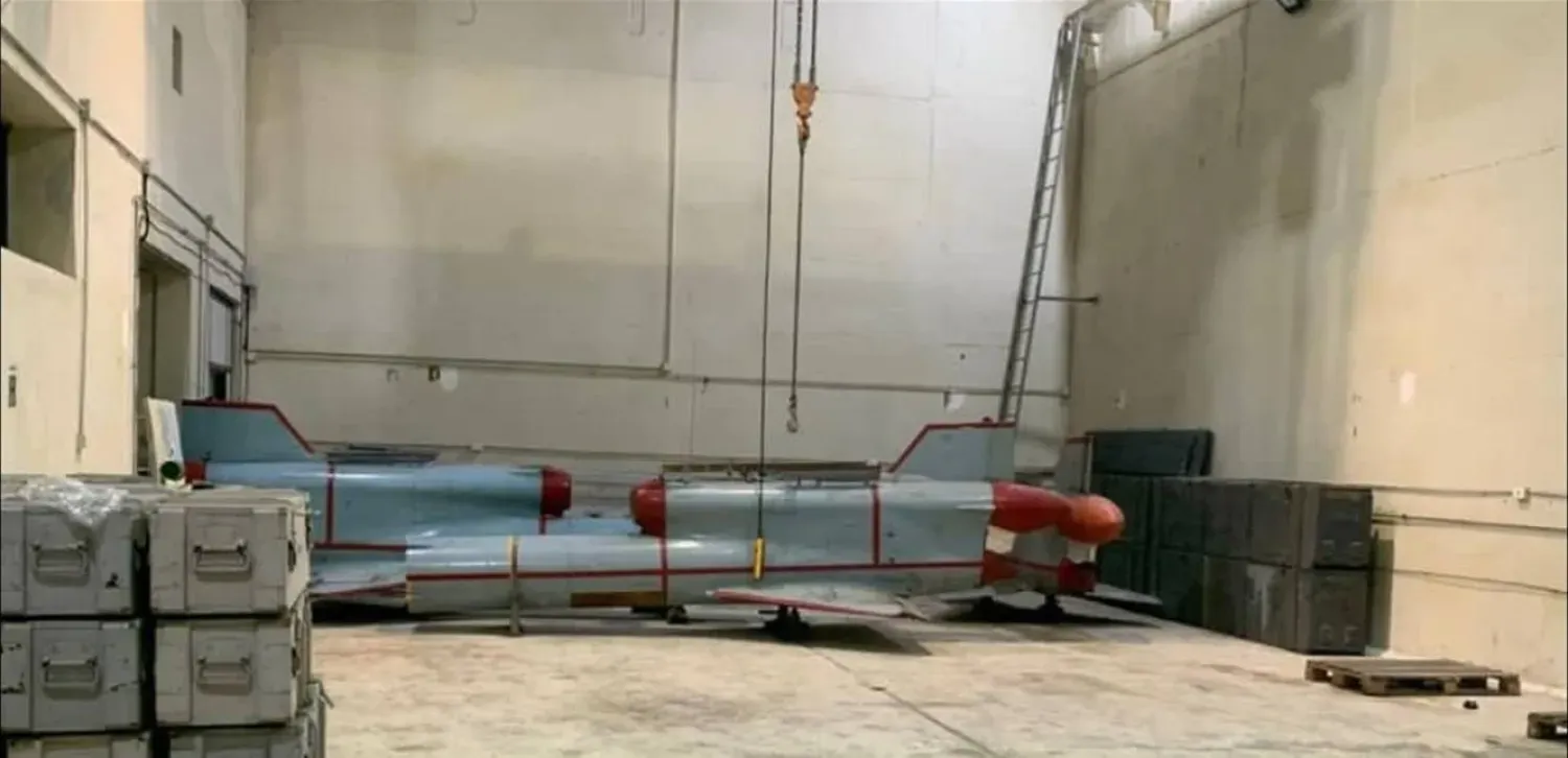 Hizbullah’a ait tesiste Sovyet yapımı araçlar, bir vinç ve mühimmat kutuları görülüyor. (Sosyal medya)