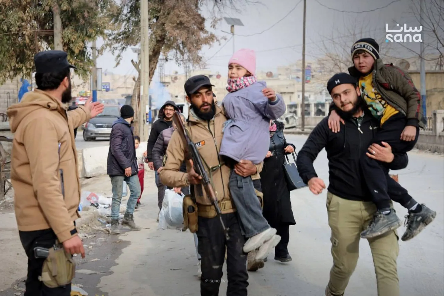 الأمن الداخلي يساعد المدنيين على الخروج من الأحياء التي تتعرض للقصف (سانا)