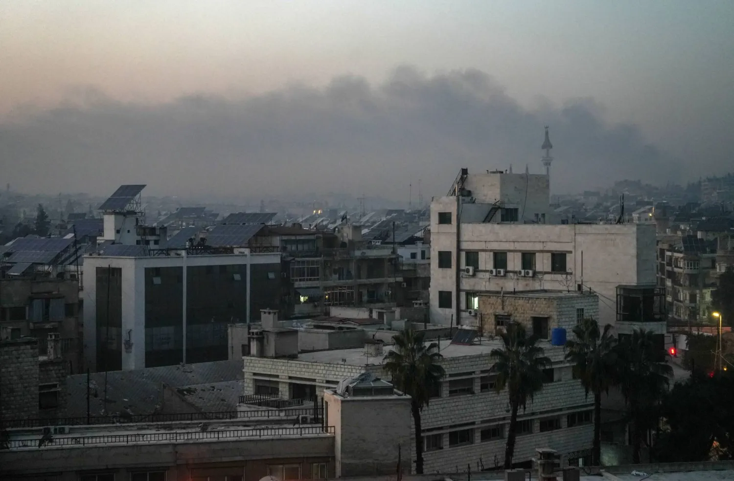 دخان كثيف يتصاعد من مناطق الاشتباكات بين الجيش السوري و«قسد» في حلب (إ.ب.أ)