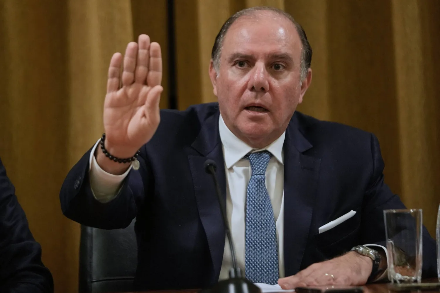 حاكم مصرف لبنان كريم سعيد خلال المؤتمر الصحافي (أ.ب)