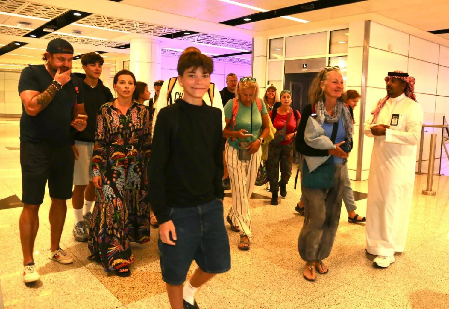 أولت الجهات المعنية في مطار الملك عبد العزيز الدولي تقديم الرعاية والخدمات الكاملة للمسافرين القادمين من سقطرى (تصوير: غازي مهدي)