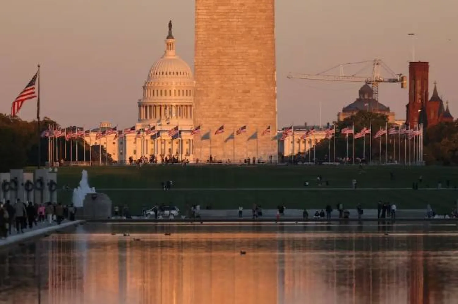 مبنى الكابيتول الأميركي ونصب واشنطن عند الغروب في واشنطن (رويترز)
