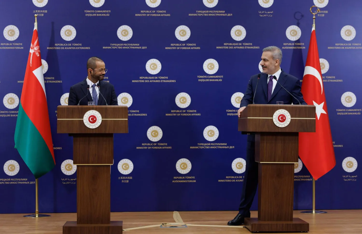 وزيرا الخارجية التركي هاكان فيدان والعماني بدر بن حمد البوسعيدي خلال مؤتمر صحافي في أنقرة الخميس (الخارجية التركية)