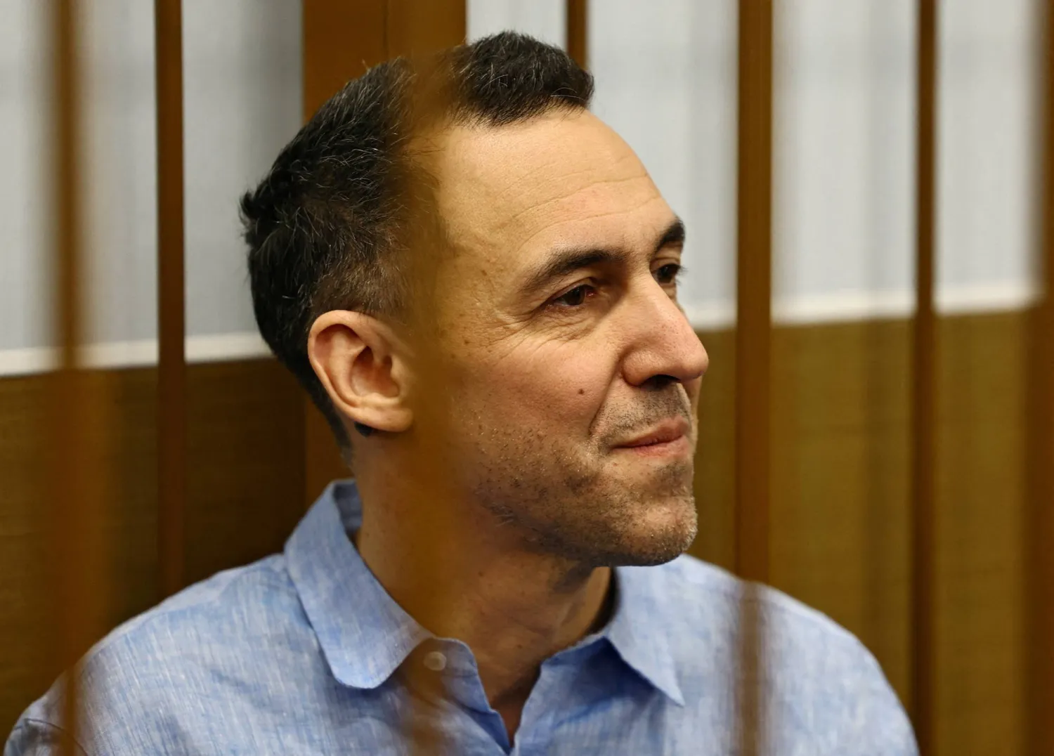 الباحث الفرنسي لوران فيناتييه المشتبه به في جمع معلومات عسكرية روسية حساسة بشكل غير قانوني داخل قاعة المحكمة قبل جلسة استماع في موسكو 14 أكتوبر 2024 (رويترز)
