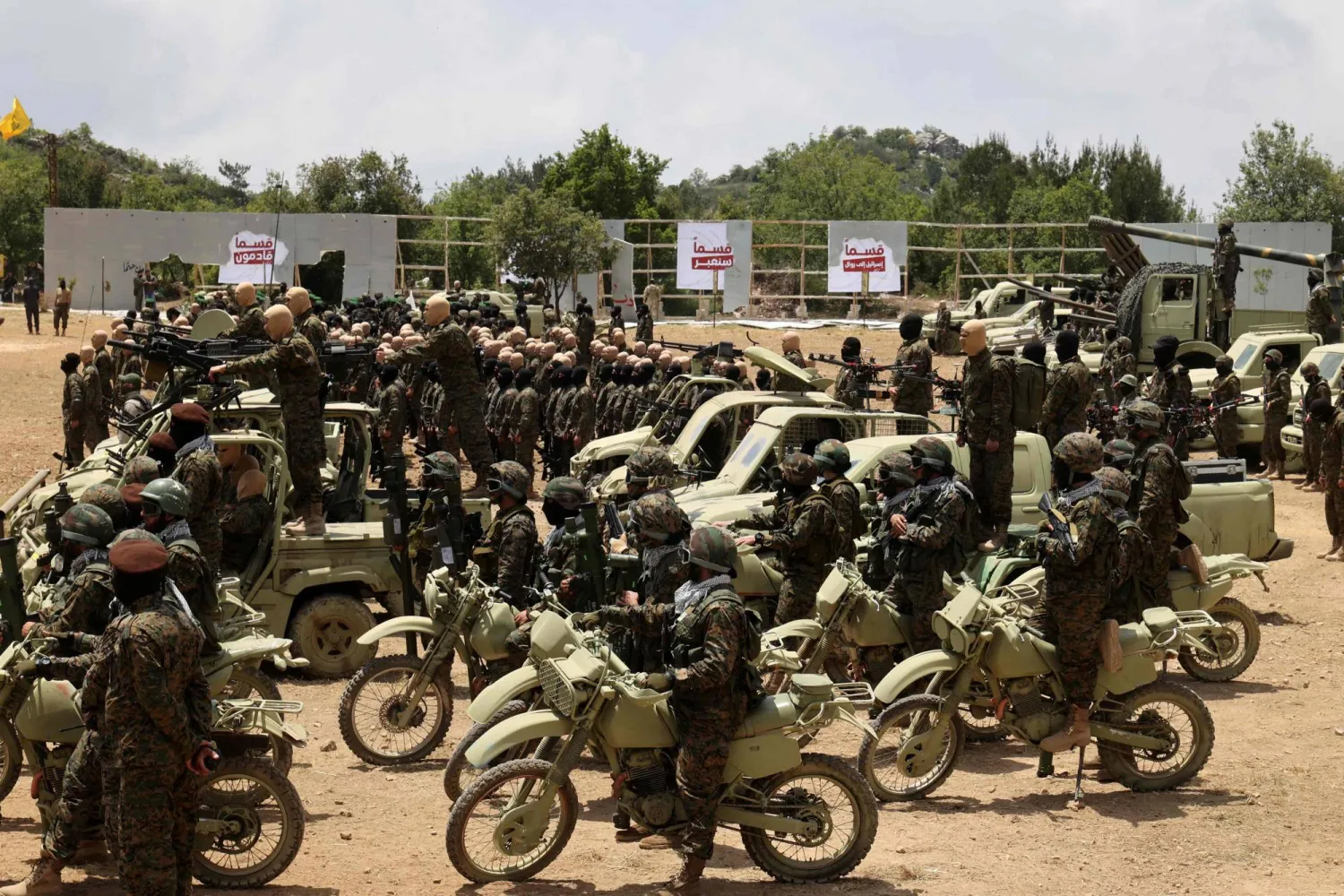 مقاتلون من «حزب الله» خلال استعراض عسكري في منطقة عرمتى بجنوب لبنان (أرشيفية - أ.ف.ب)