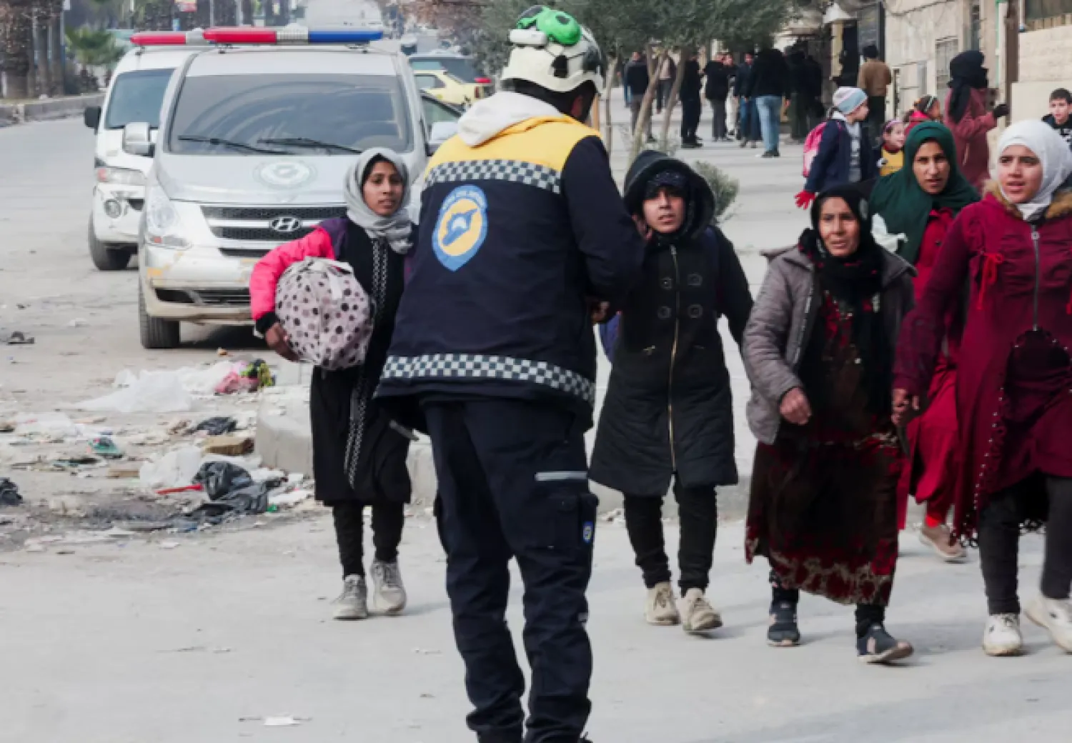 Civilians carry their bags and belongings as they flee following renewed clashes between the Syrian army and the Syrian Democratic Forces, in Aleppo, Syria, January 8, 2026. REUTERS/Mahmoud Hassano 