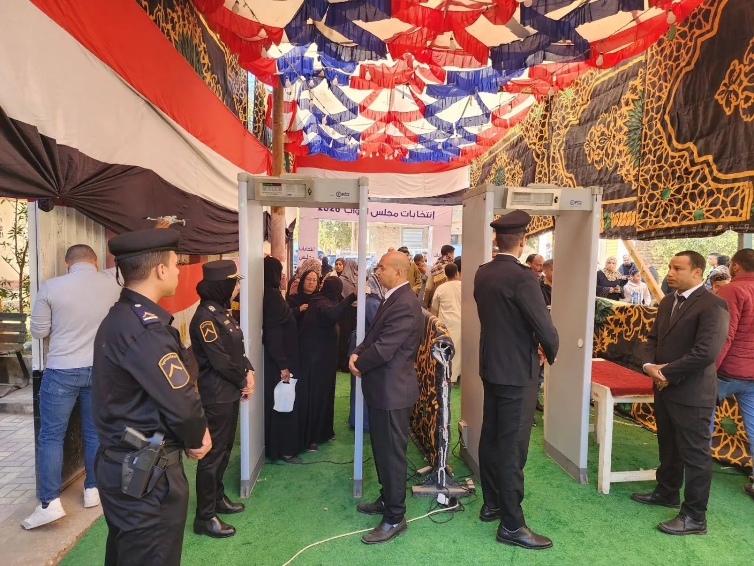 إحدى اللجان الانتخابية في أثناء إجراء اقتراع انتخابات مجلس النواب المصري (وكالة أنباء الشرق الأوسط الرسمية)