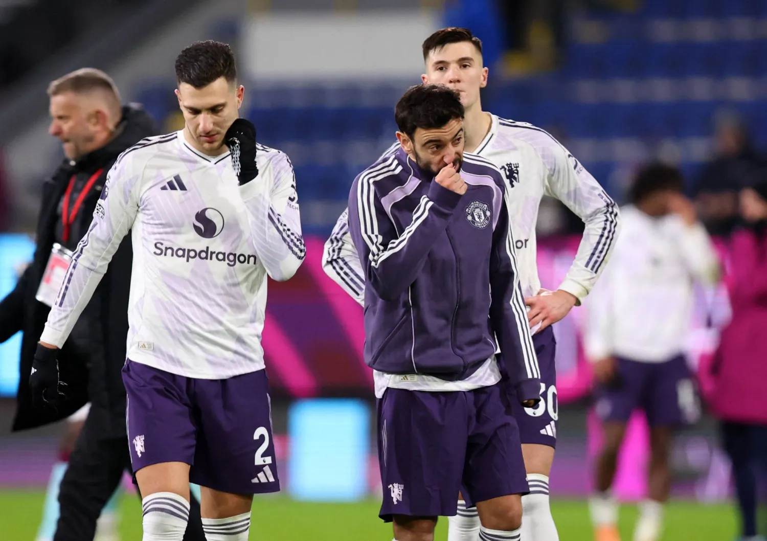 سيسكو يبدو محبطاً وإلى جانبه برونو فيرنانديز بعد التعادل الأخير أمام ليدز يونايتد (رويترز)