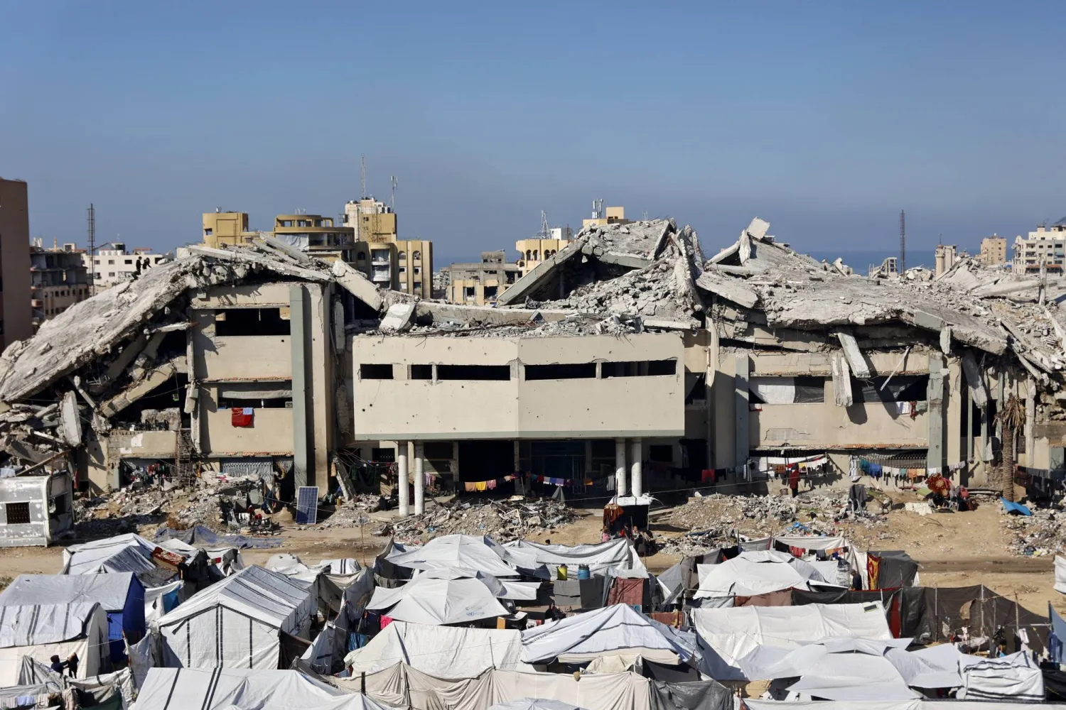 تظهر ملاجئ الفلسطينيين النازحين في حرم الجامعة الإسلامية المتضررة في مدينة غزة (أ.ف.ب)