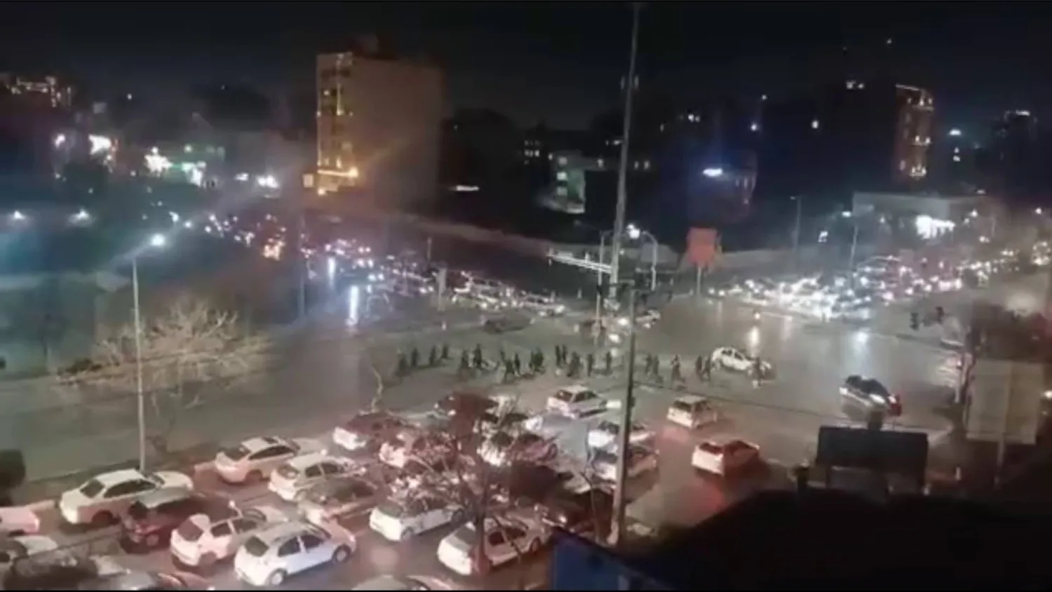 شرطة مكافحة الشغب تطارد محتجين في مشهد شمال شرقي إيران الخميس (تلغرام)