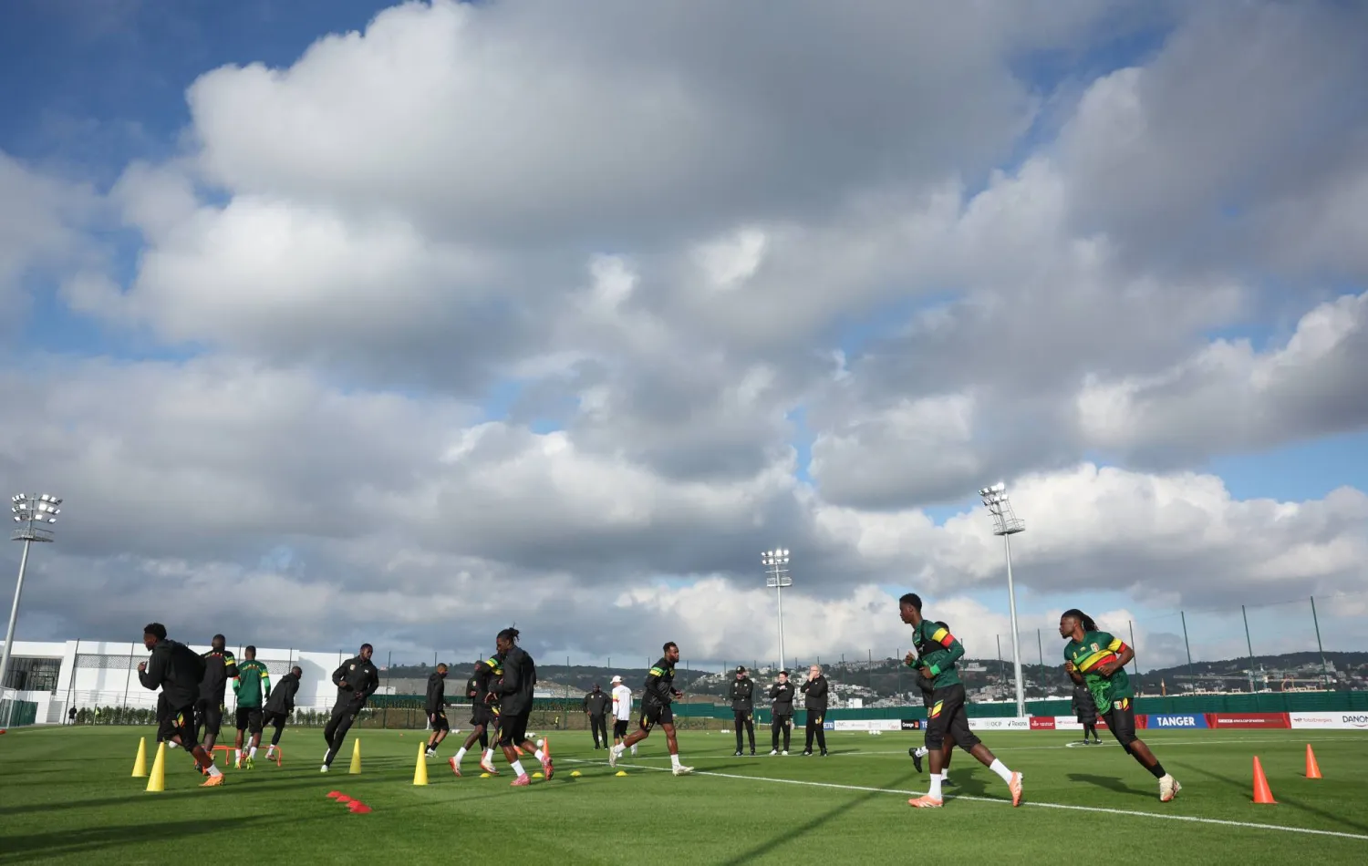 لاعبو مالي خلال تدريباتهم الأخيرة استعداداً لملاقاة السنغال (رويترز)