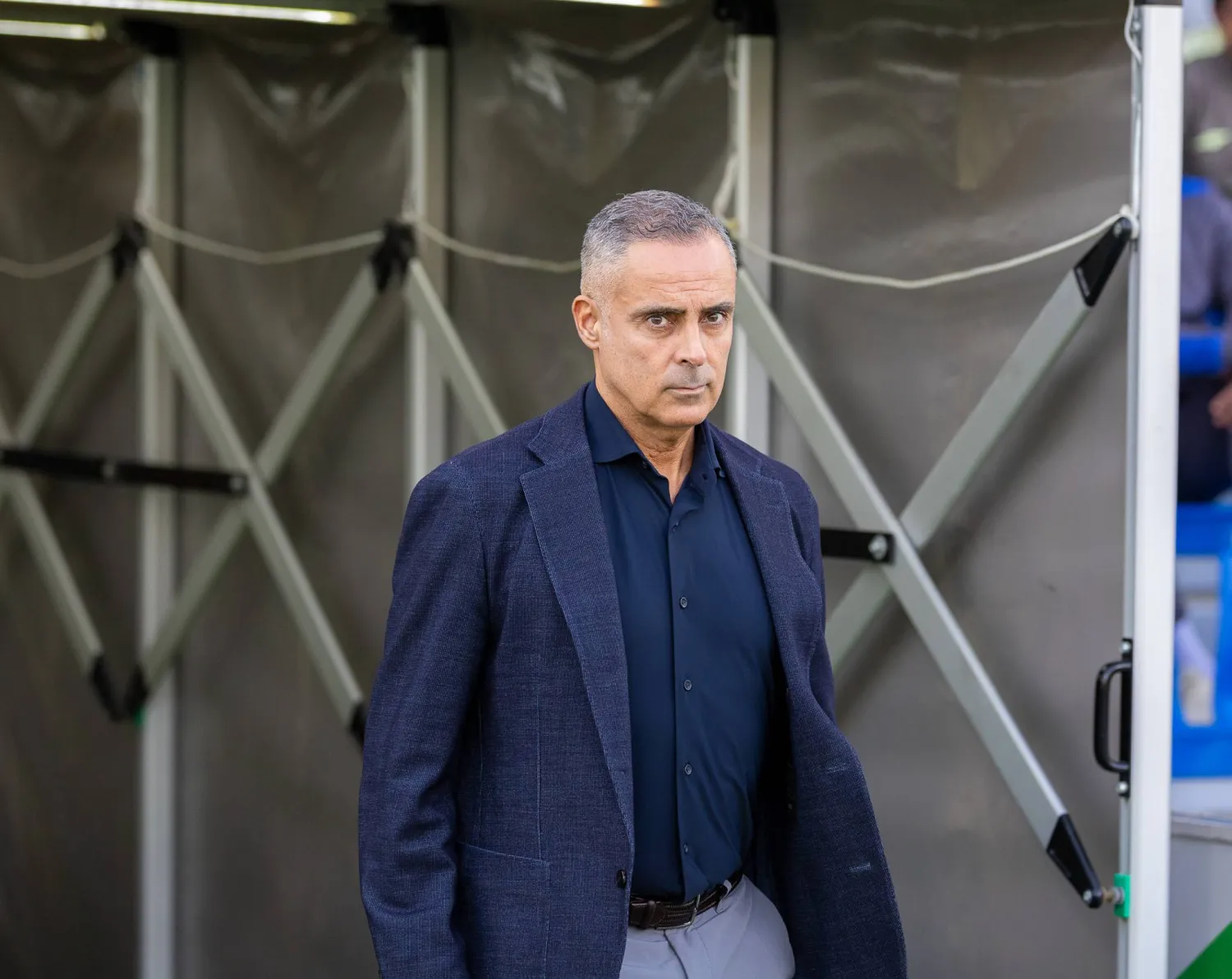 غوميز مدرب الفتح (تصوير: عيسى الدبيسي)