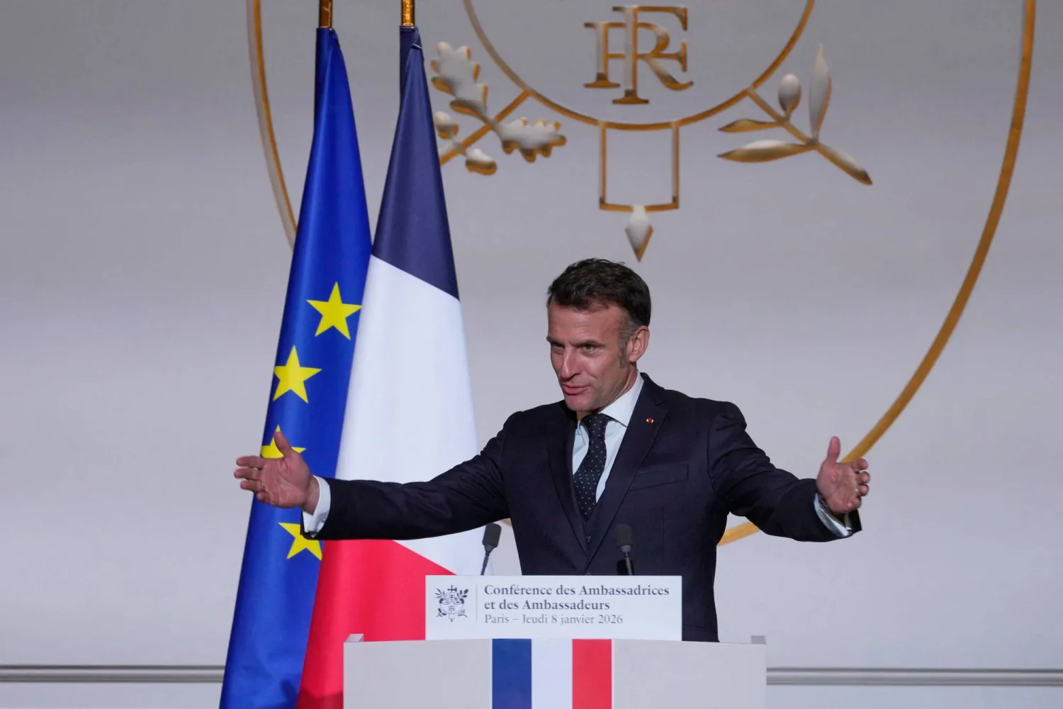الرئيس الفرنسي ملقياً خطابه ظهر الخميس في قصر الإليزيه بمناسبة انعقاد مؤتمر سفراء فرنسا عبر العالم (إ.ب.أ)