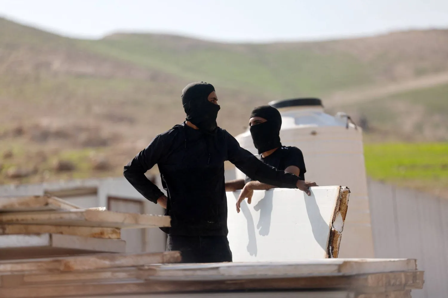 القوات الإسرائيلية تعتقل ثلاثة من المشتبه بهم بعد اقتحام عشرات المستوطنين الإسرائيليين منطقة قرب الضفة الغربية (رويترز)