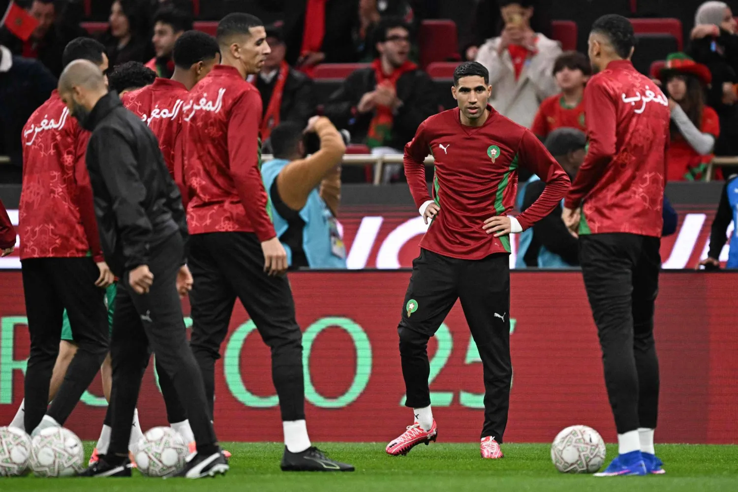 لاعبو المغرب يتوسطهم حكيمي خلال التحضير لمواجهة ربع النهائي (أ ف ب)