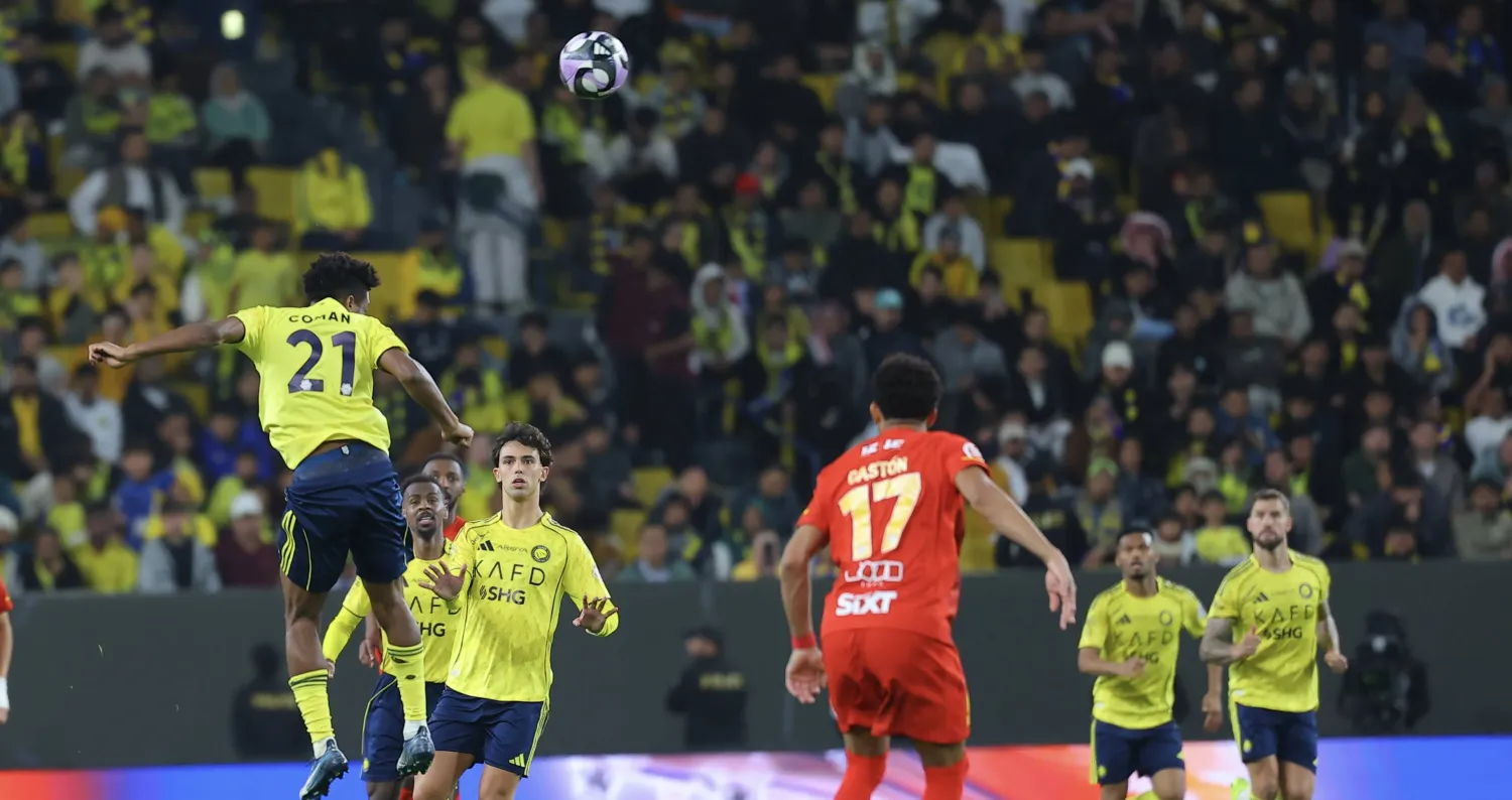 كومان يرتقي للكرة خلال مباراة فريقه أمام القادسية (تصوير: عبد العزيز النومان)