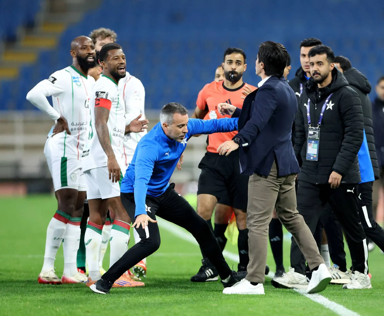 مدرب النجمة في جدال مع لاعبي الاتفاق بعد نهاية المباراة (تصوير: مشعل القدير)