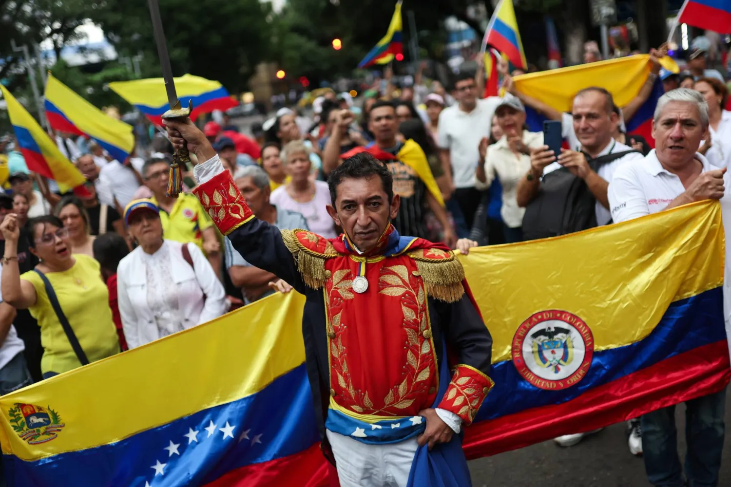 أنصار الرئيس الكولومبي يتظاهرون ضد تصريحات ترمب في كوكوتا بكولومبيا يوم 7 يناير (رويترز)