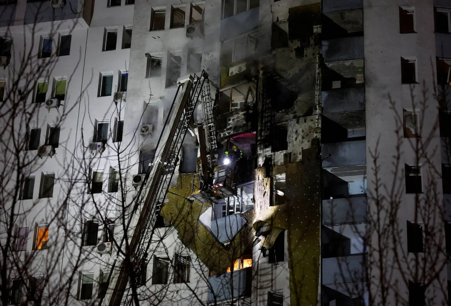 رجال إطفاء في موقع تعرض لغارة روسية بطائرة مسيرة في كييف (رويترز)