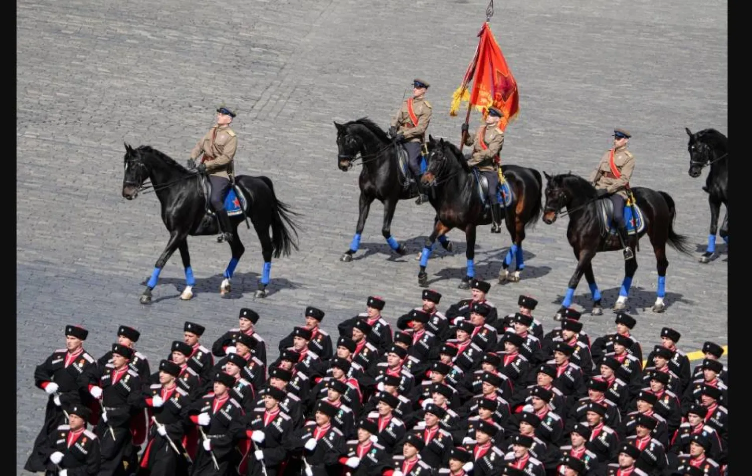عدد متزايد من الوحدات الروسية يقوم بإرسال سلاح الفرسان إلى خط المواجهة في شرق أوكرانيا (رويترز)