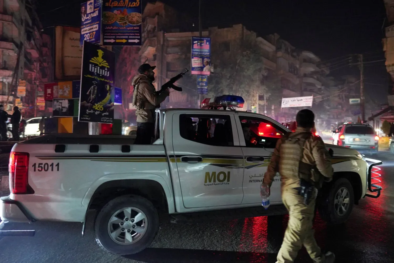 Suriye İçişleri Bakanlığı'na bağlı güvenlik güçleri, Suriye Demokratik Güçleri (SDG) ile çatışmaların ardından kontrolünü ele geçirdikleri Eşrefiye mahallesinde devriye geziyor... Halep, 9 Ocak 2026 (Reuters)