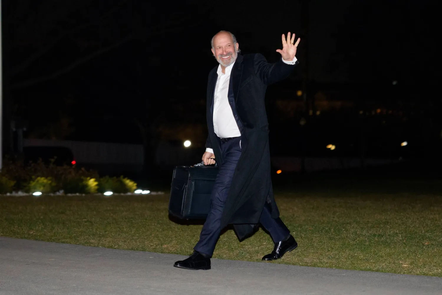 وزير التجارة الأميركي هوارد لوتنيك يلوح بيده لدى وصوله إلى البيت الأبيض، 4 يناير 2026 (إ ب أ)
