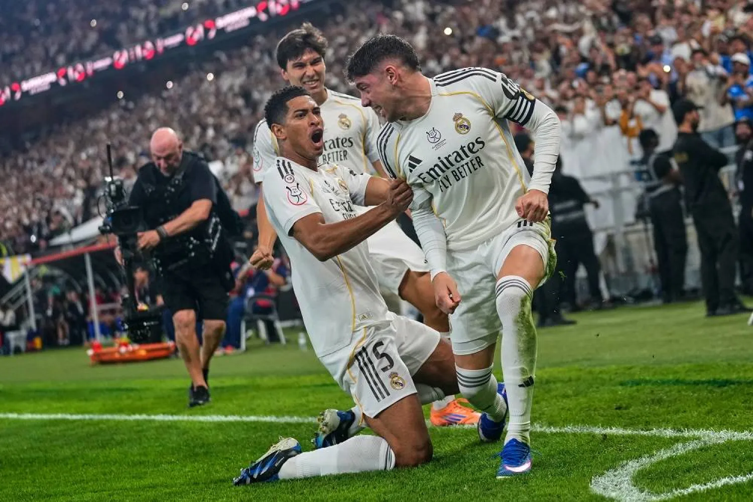 Real Madrid's Federico Valverde, right, is congratulated by Real Madrid's Jude Bellingham after scoring the opening goal during the Spanish Super Cup semifinal soccer match against Atletico Madrid at King Abdullah Sports City Stadium in Jeddah, Saudi Arabia, Thursday, Jan. 8, 2026. (AP)