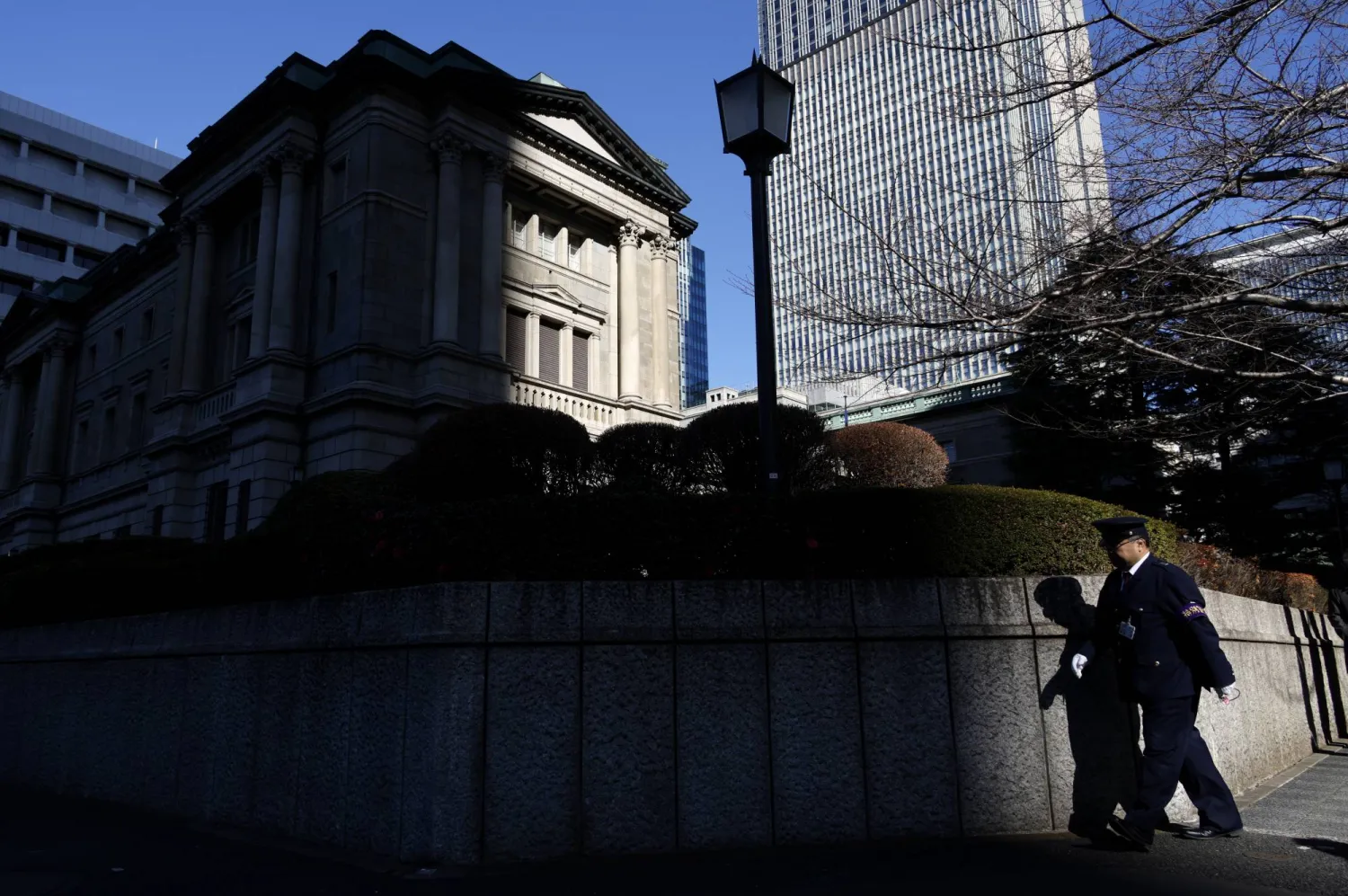 حارس يمر أمام مقر البنك المركزي في وسط العاصمة اليابانية طوكيو (إ.ب.أ)