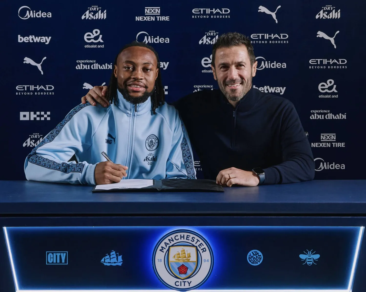 جانب من توقيع سيمنيو عقد انتقاله للسيتي (مانشستر سيتي)