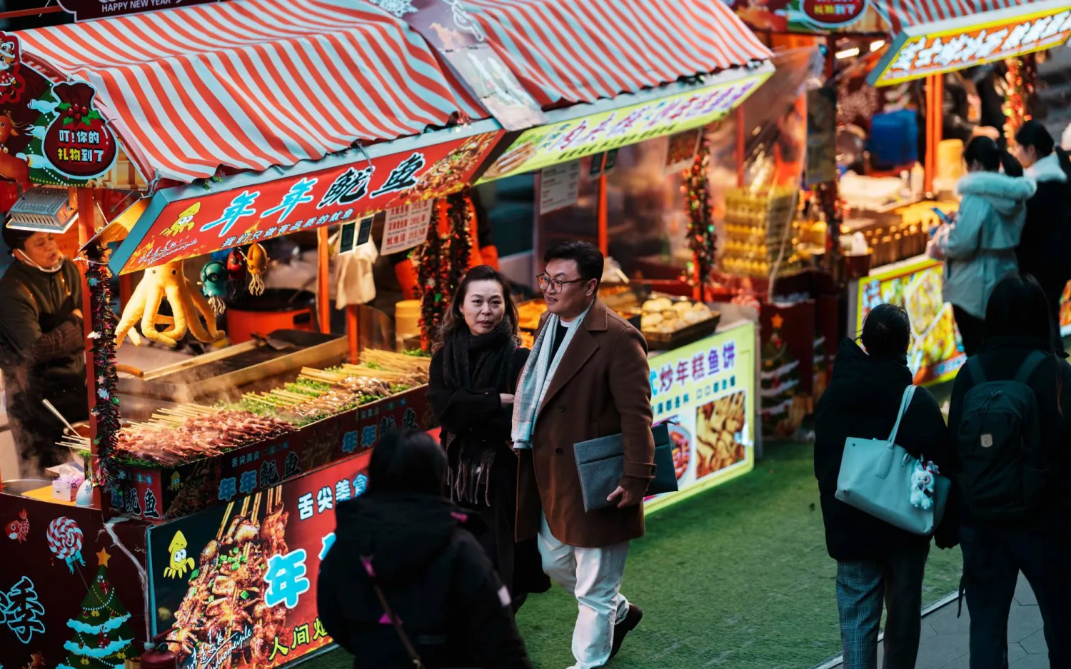 عربات لبيع الطعام في إحدى الأسواق الشعبية بمدينة شنغهاي الصينية (إ.ب.أ)