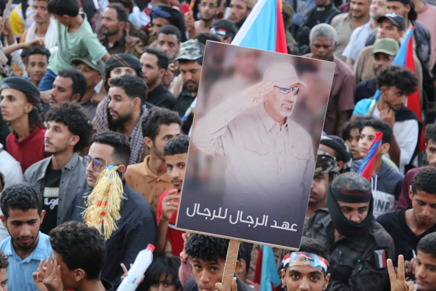 الزبيدي رفض الانخراط في الحوار الجنوبي وهرب إلى أبو ظبي تغليباً لمصالحه الشخصية (رويترز)