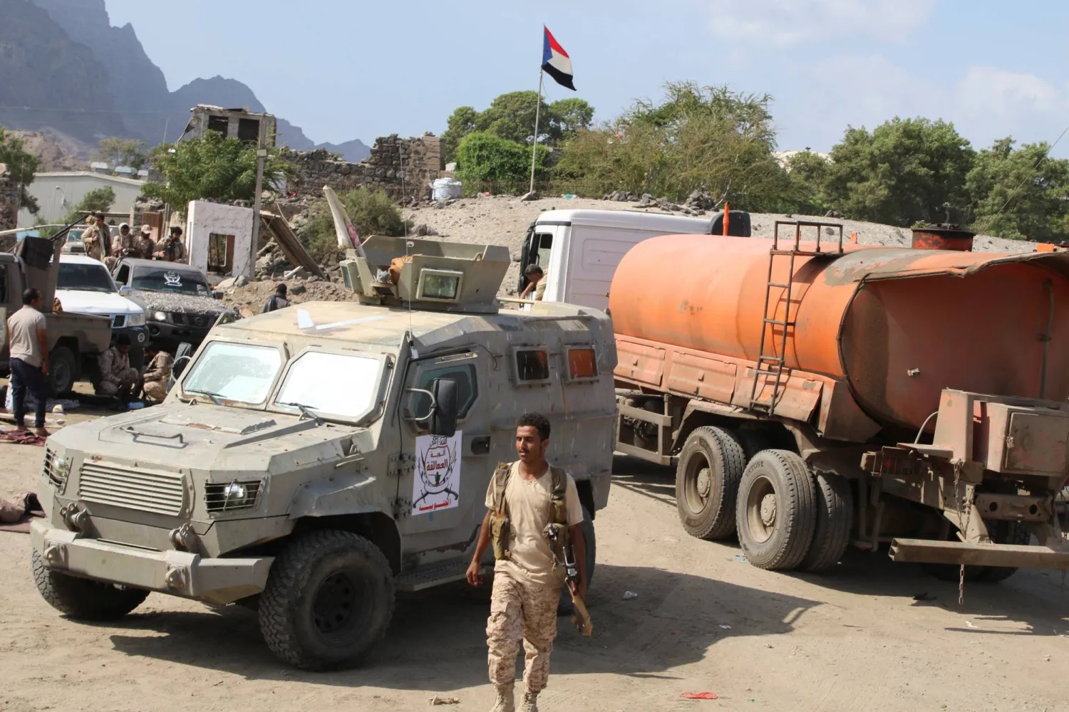 جندي يمني يسير خارج ثكنة عسكرية في عدن الخميس (رويترز)